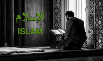 Mann liest den Quran
